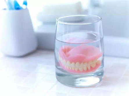戴活动假牙有什么危害?戴活动假牙的注意